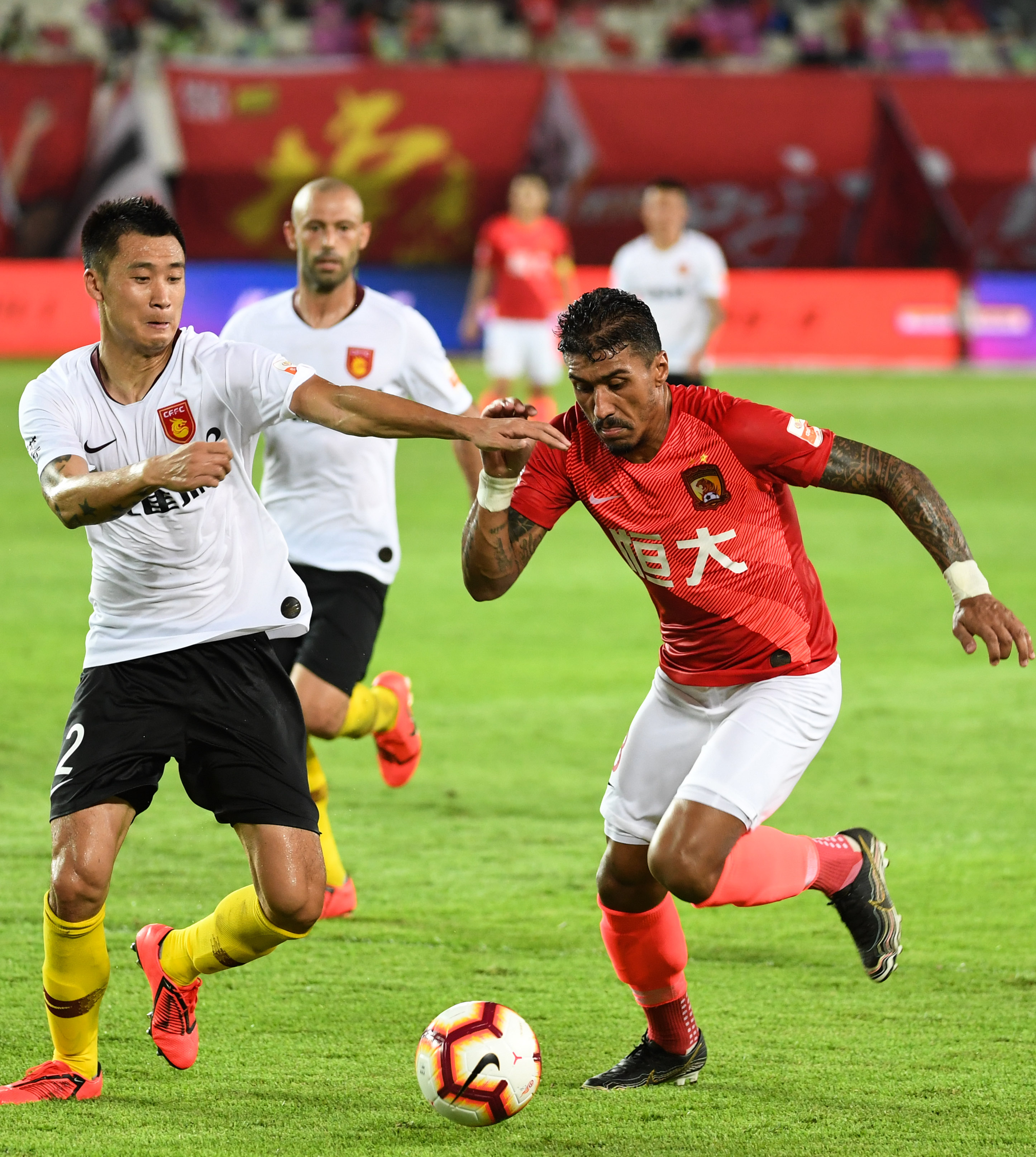 广州恒大2-1击败对手,闯入八强赛 广州恒大2-1击败对手,闯入八强赛