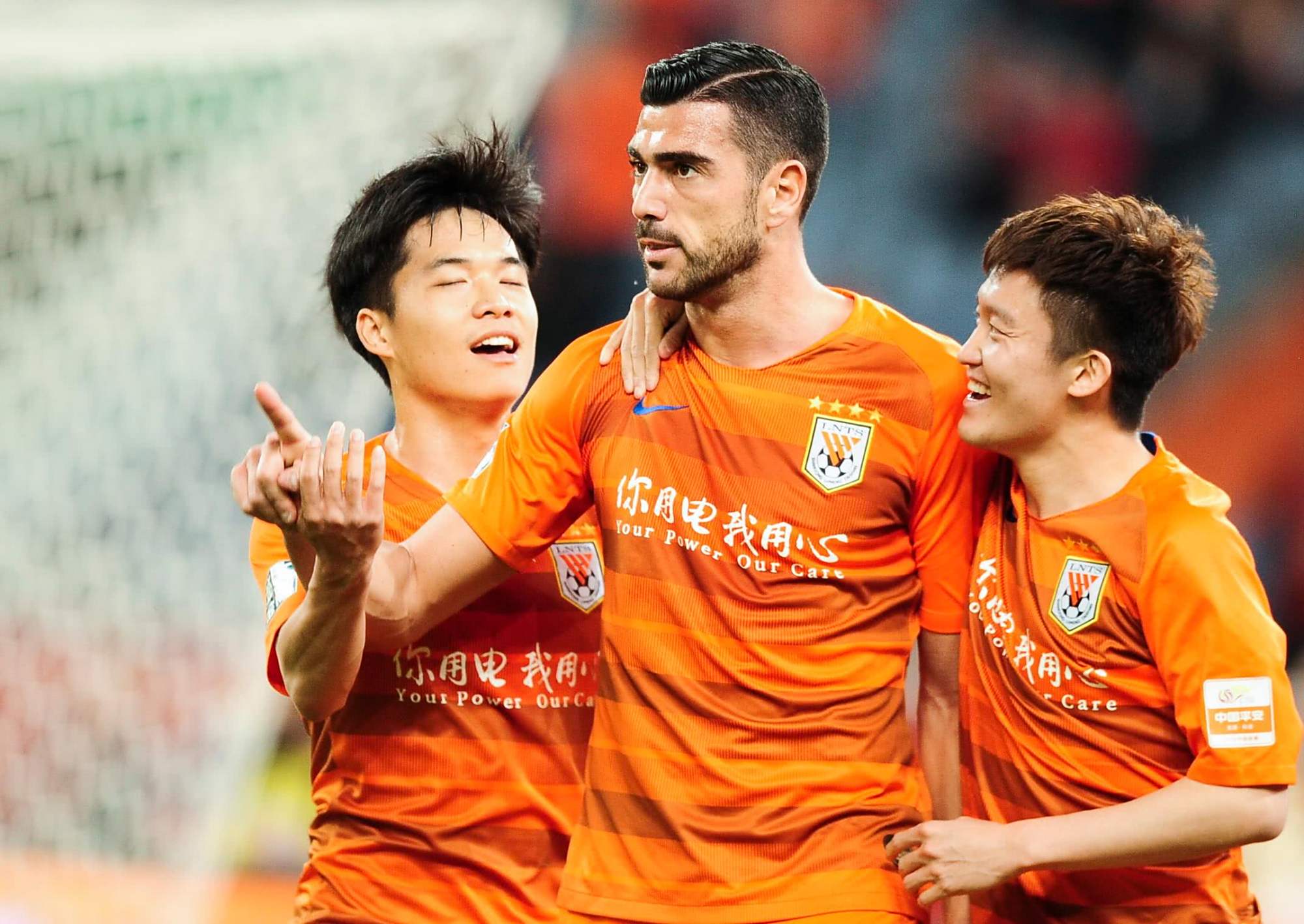 广州恒大2-1击败对手,闯入八强赛 广州恒大2-1击败对手,闯入八强赛