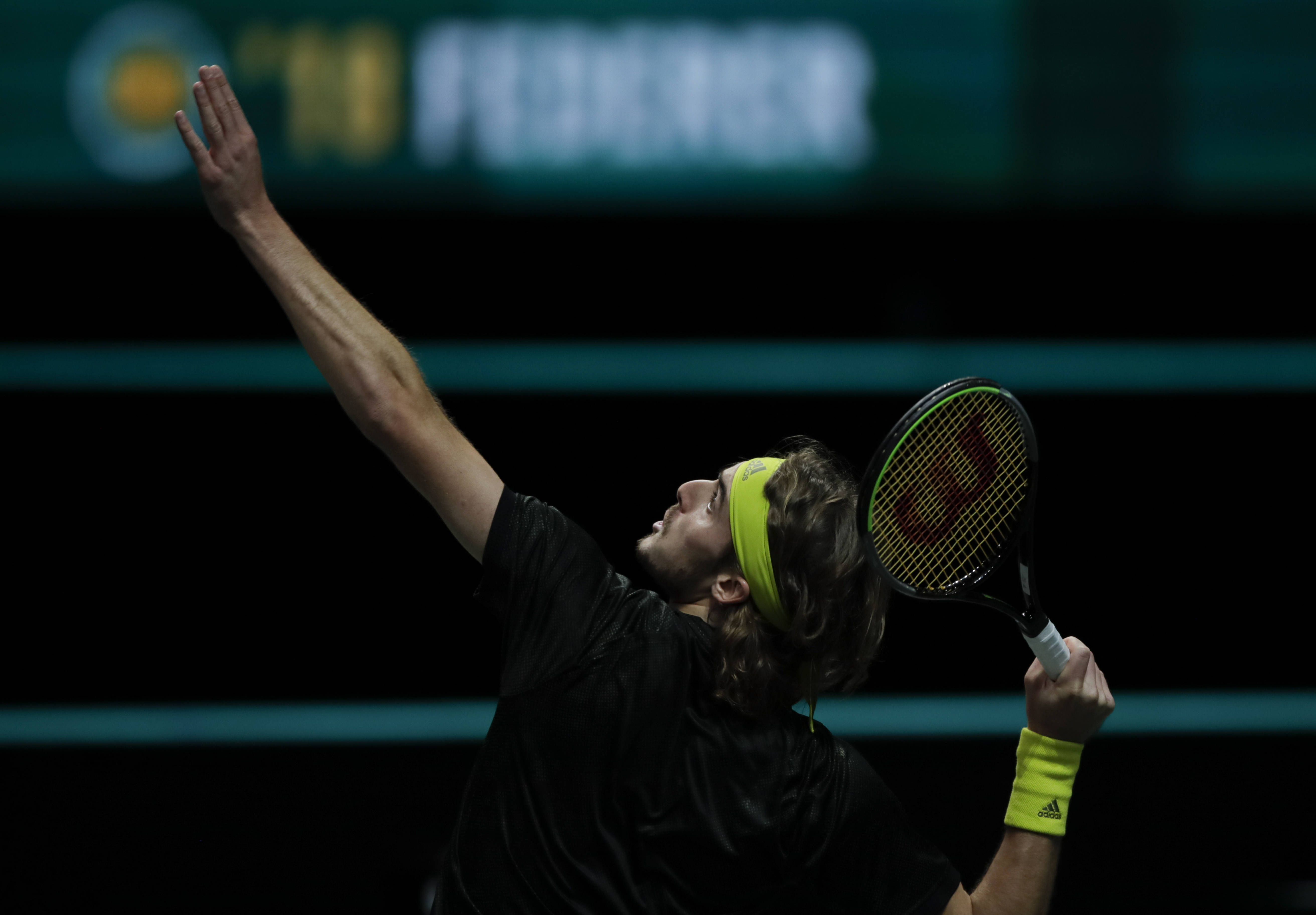 包含英国网球队逆转西班牙网球队，西西帕斯打破历史纪录的词条